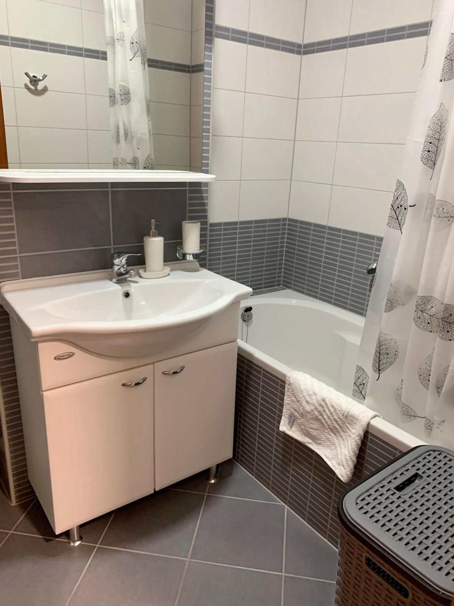 Apartment Pearl-Free Parking Макарска Екстериор снимка